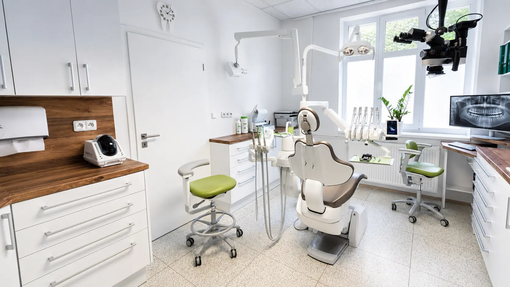 Světlá ordinace Zubária se stomatologickým křeslem a moderním vybavením.